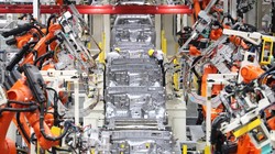 Robot hàn tại xưởng nhà máy sản xuất ô tô Thanh Đảo, tỉnh Sơn Đông, phía đông Trung Quốc, ngày 14/1. Ảnh: Xinhua