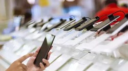Điện thoại di động trưng bày tại một cửa hàng điện tử ở Thượng Hải, Trung Quốc. Ảnh Reuters
