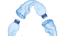 Chai đựng nước nhựa. Ảnh minh họa SciTech Daily.