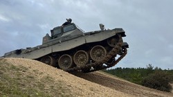 Huấn luyện lính lái xe Ukraine trên Xe tăng huấn luyện lái xe Challenger 2 (DTT). Tháng 2/2023 tại Vương quốc Anh. Ảnh: Bộ Quốc phòng Anh.