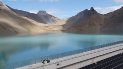 Các tấm pin điện mặt trời trên Đập Hồ Muttsee. Ảnh Reuters