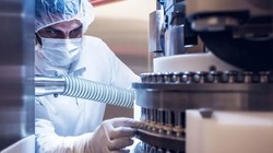 Nhà khoa học của Novartis kiểm tra máy nén. Ảnh Novartis.