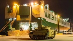 Những xe BMP Bradley đầu tiên xuống cảng thành phố Bremerhaven, Đức. Ảnh Reuters