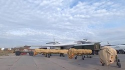 Máy bay ném bom chiến lược mang tên lửa Tu-160 chuẩn bị xuất kích. Ảnh TopWar