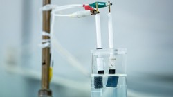 Thí nghiệm điện phân tách hydro - oxy từ nước biển của nhóm nghiên cứu tại RMIT, Úc. Ảnh RMIT