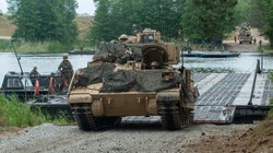 M2A2 Bradley IFV tại thao trường Drawsko Pomorskie, Ba Lan, ngày 10/6/2020. Ảnh Quân đội Mỹ/ Thượng sĩ Andres Chandler