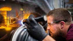 Các nhà khoa học sử dụng kỹ thuật in 3D chế tạo hợp kim. Ảnh E&T