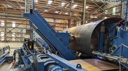 Kỹ thuật hàn xoắn ốc tháp gió hình côn cho tuabin điện gió. Ảnh Electrek.