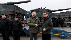 Thủ tướng Ukraine Denys Shmyhal nhận bàn giao xe tăng Leopard-2 với thủ tướng Ba Lan Mateusz Morawiecki. Ảnh Military Ukraine