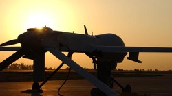 UAV vũ trang Predator chuẩn bị cho nhiệm vụ giám sát ban đêm trên bầu trời Iraq ngày 11/2/ 2004 tại Căn cứ Không quân Balad ở Iraq.