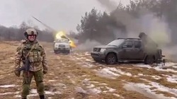 Quân đội Ukraine sử dụng pháo phản lực (MLRS) trên xe bán tải. Ảnh video minh họa South Front