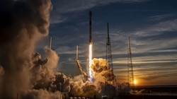 SpaceX phóng tên lửa vận tải Falcon-9 mang vệ tinh Starlink lên quỹ đạo Trái Đất. Ảnh minh họa CNBC.