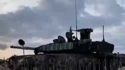 Xe tăng T-90M quân đội Nga pháo kích vào chiến tuyễn phòng ngự của quân đội Ukraine. 