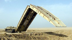 Xe thiết giáp bắc cầu hay AVLB trên thân xe tăng M60. Ảnh Ảnh Kevin Quihuis Jr./Wikimedia Commons