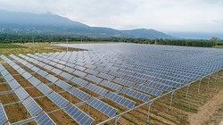 Các module pin điện mặt trời trên cánh đồng đậu nành. Ảnh PV-Magazine-USA