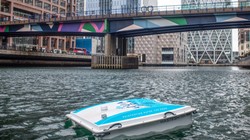 Robot dọn rác mặt nước WasteShark ở London. Ảnh EuroNews