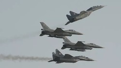 2 chiếc Mig 29 do Nga sản xuất và 2 chiếc F-16 do Mỹ sản xuất của Không quân Ba Lan trong Triển lãm Hàng không ở Radom, Ba Lan, ngày 27/8/2011. Ảnh AP