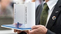 GS hóa học Akira Yoshino, thành viên danh dự của Tập đoàn Asahi Kasei cầm mô hình pin lithium-ion trong cuộc họp báo ngày 9/10/ 2019 tại Tokyo, Nhật Bản. Ảnh Tomohiro Ohsumi/Getty Images