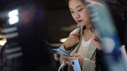 Khách hàng tham dự xem thiết bị điện thoại thông minh Xiaomi 13 tại Đại hội Thế giới Di động ở Barcelona ngày 27/2. Ảnh: Bloomberg