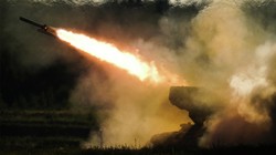 Pháo phản lực nhiệt áp TOS-1 Solntsepek khai hỏa. Ảnh TV Zvezda.