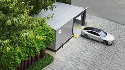 Trạm hoán đổi pin xe điện (EV) tự động. Ảnh Reuters