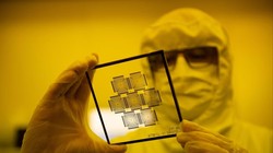 Một nhân viên đang xem thiết kế vi mạch tại Viện Vi điện tử Barcelona, ​​ngày 3/3/2022. Ảnh: AFP