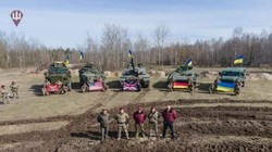 Các xe tăng, thiết giáp của phương Tây đã có mặt ở Ukraine. Ảnh Bộ quốc phòng Ukraine. 