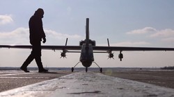 UAV Forpost-R quân đội Nga chuẩn bị xuất kích. Ảnh video TV Zvezda.