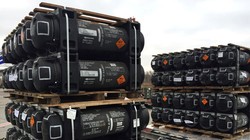 Viện trợ quân sự Mỹ cho Ukraine, bốc dỡ từ máy bay tại Sân bay Quốc tế Boryspil ngoài Kiev, Ukraine ngày 11/2/ 2022. Reuters/Serhiy Takhmazov