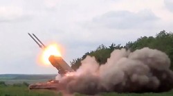 Pháo phản lực nhiệt áp Nga TOS-1A Solntsepek pháo kích. Ảnh minh họa RG