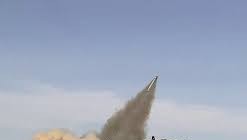 Quân đội Ukraine sử dụng thiết bị quét mìn M-58 MICLIC do Mỹ sản xuất. Ảnh Military Ukraine. 