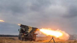 Pháo phản lực BM-21 Grad phóng đạn. Ảnh minh họa Rusvesna. 