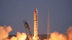 Một tên lửa TL-2 Y1, mang theo vệ tinh chụp ảnh viễn thám và những ứng dụng kỹ thuật khác được phóng lên từ Trung tâm Phóng vệ tinh Tửu Tuyền phía tây bắc Trung Quốc ngày 2/4. Ảnh: Xinhua/EPA-EFE