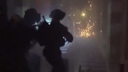 Cảnh sát Israel đột kích vào nhà thờ Hồi giáo ở Jerusalem. Ảnh video AlJazeera Arabic.