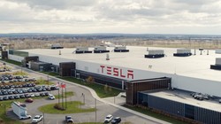 Nha mày Gigafactory của Tesla. Ảnh minh họa Electrek