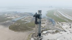 Tàu vũ trụ Starship và tên lửa vận tải Super Heavy đã sẵn sàng trên bệ phóng. 