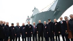 Các quan chức Thổ Nhĩ Kỳ chụp ảnh lưu niệm với chiến hạm TCG Anadolu. Ảnh Defense News