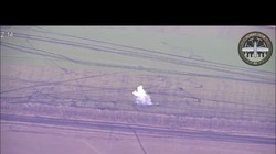 Pháo binh Ukraine pháo kích phá hủy, phá hỏng các thiết bị của hệ thống phòng không Nga ở Donbass. Ảnh video Flight Club.