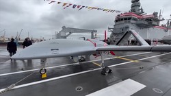 UAV Bayraktar TB3 trên tàu đổ bộ tấn công UAV – trực thăng TCG Anadolu. Ảnh Turkic World. 