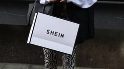 Một khách hàng cầm túi Shein bên ngoài showroom Tokyo, ngày 13/11/2022. Ảnh: Bloomberg
