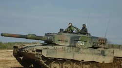 Quân nhân Ukraine được huấn luyện điều khiển xe tăng Leopard-2A4. Ảnh TopWar