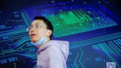  Khách tham quan tại Semicon China, hội chợ thương mại về công nghệ chip, ở Thượng Hải, vào tháng 4/2021. Ảnh: Reuters