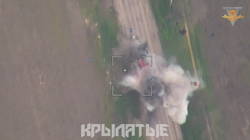 Đạn lượn thông minh Lancet-3 phá hủy một tổ hợp tên lửa phòng không Osa quân đội Ukraine. Ảnh video Rusvesna. 