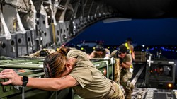 Mỹ cung cấp gói viện trợ 325 triệu USD cho quân đội Ukraine. Ảnh Military Ukraine. 