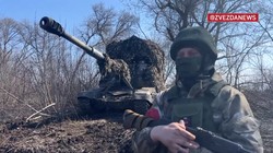 Khẩu đội pháo tự hành Msta-S chuẩn bị chiến đấu. Ảnh video TV Zvezda.