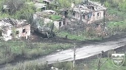 Một khẩu súng cối tự hành 2S4 "Hoa Tulip" quân đội Nga bị phá hủy. Ảnh video Military Ukraine. 