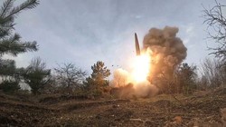 Quân đội Nga, sử dụng tên lửa Iskander -M tấn công quân đội Ukraine. Ảnh RT