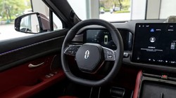 Thương hiệu ô tô điện Aito do Huawei đồng phát triển hiện mẫu M5 với công nghệ hỗ trợ người lái mới. Ảnh Bloomberg