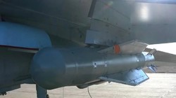 Bom UPAB-1500B dưới cánh máy bay ném bom. Ảnh Bộ Quốc phòng Nga.