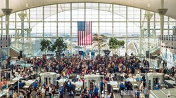 Xếp hàng kiểm tra an ninh tại sân bay quốc tế Denver, Mỹ. Ảnh Deposit Photos